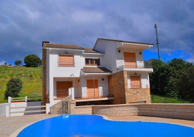 Fachada y piscina de la casa rural