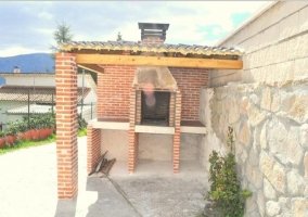 Barbacoa de ladrillo en la casa rural