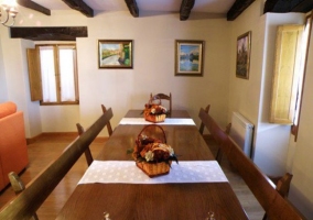 Cocina equipada y con mesita de madera