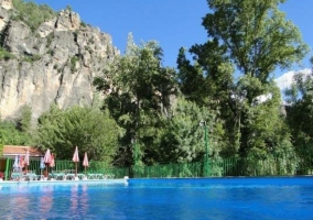 Acceso a la piscina entre naturaleza