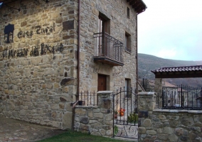 Nombre de la casa rural iluminado sobre la fachada 