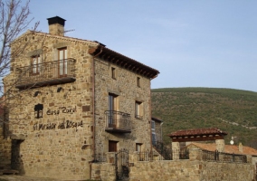 Recinto y fachada de la casa rural soriana