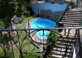 Vistas de la piscina bajo las escaleras