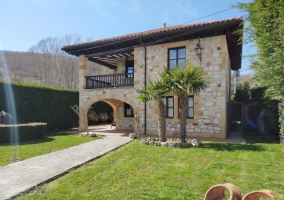 Casa rural con jardín