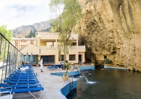 Balneario junto a una montaña