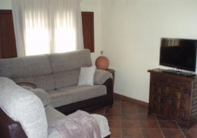 Sala de estar con sillones frente al televisor