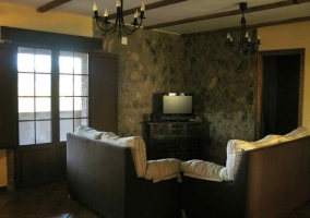 Sala de estar con sillones y televisor