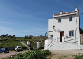 Coches y fachada blanca