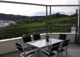 Terraza amueblada de la casa rural sevillana y vistas al pueblo