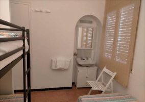 Habitación Triple con Baño Compartido