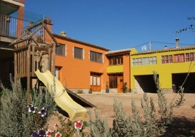 Piscina exterior y fachada