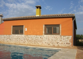 Piscina exterior y fachada