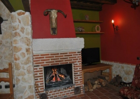 Salón con televisión y chimenea