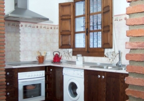 Cocina de la casa rural con los principales electrodomésticos