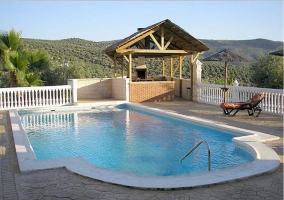 Piscina y merendero con zona de barbacoa