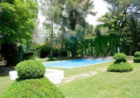 El jardín con piscina