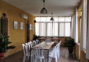 Salón-comedor con mesa y sillones