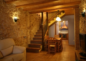 Salón con paredes de piedra de casa rural