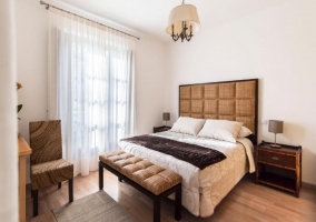 Suite con cama grande y balcón