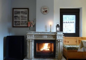 Sala de estar con chimenea