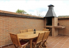 Cocina de la casa con mesa de madera y sillas