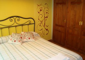 Cama de matrimonio y dibujo en pared