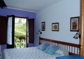 Habitación con cama matrimonial en tonos azules