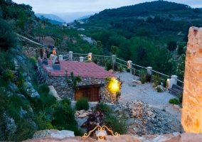 Barbacoa cubierta con vistas al valle