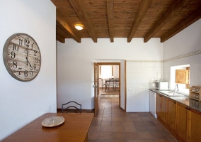 Cocina con reloj y armarios de madera
