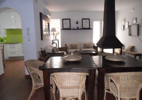 Cocina en blanco y verde con mesa de madera