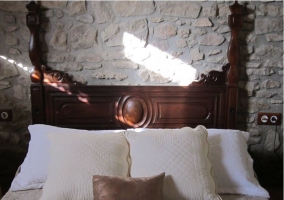 Habitación con cama de matrimonio en tonos beige