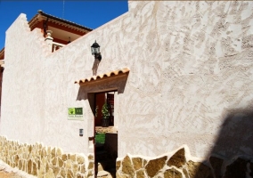 Habitación con cabecero en madera