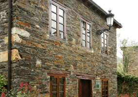 Exterior de la casa de piedra