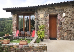 Salón con sillones alrededor de la chimenea de la esquina