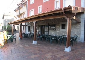 Terraza y porche del hotel