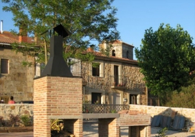 Sillas y mesa con chimenea