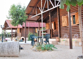 Vistas de las cabañas y el patio