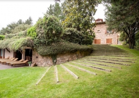 Acceso a la piscina entre los jardines