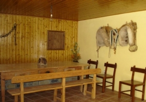 Mesa de madera con bancos