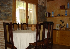 Dormitorio en tonos blancos y con detalles de flores