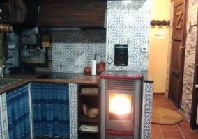 Cocina de la casa rural ambientada con chimenea