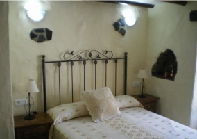 Dormitorio de matrimonio en la casa rural