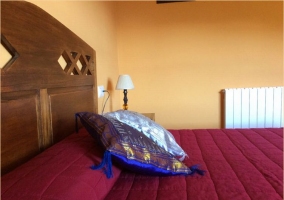 cama de matrimonio del dormitorio amarillo con mobiliario