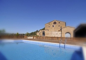 Piscina de verano y zona de solárium de la casa rural