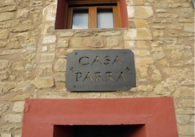 Cartel en la fachada de la casa rural navarra