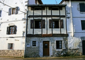 Casa en blanco con vigas de madera