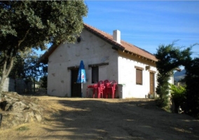 Acceso a la casa con fachada y puerta en madera