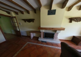 Salón comedor con mesa de madera