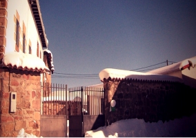 Fachada nevada casa rural amontes