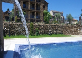 La piscina y la casa de fondo